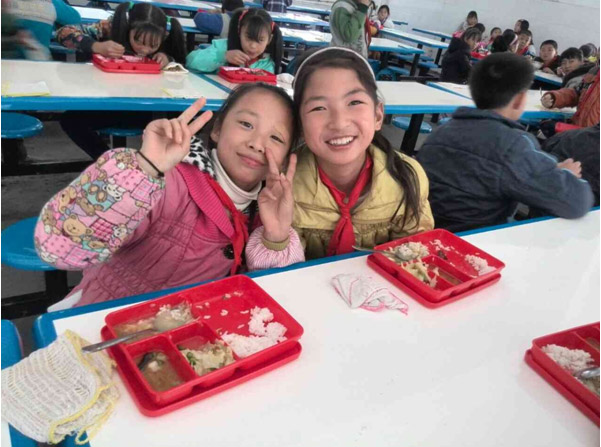 上海健苗餐具有限公司震后灾区“爱心点点”小黄鸭视频网站系列餐具使用情况的回访活动